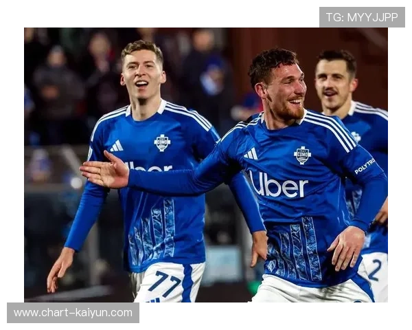 升班马科莫在法布雷加斯带领下表现不俗,稳居中游 升班马科莫在法布雷加斯带领下表现不俗,稳居中游